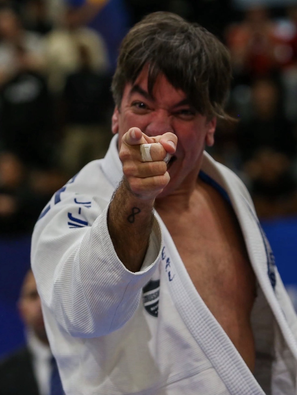 Ivan Leal apontando após vitória